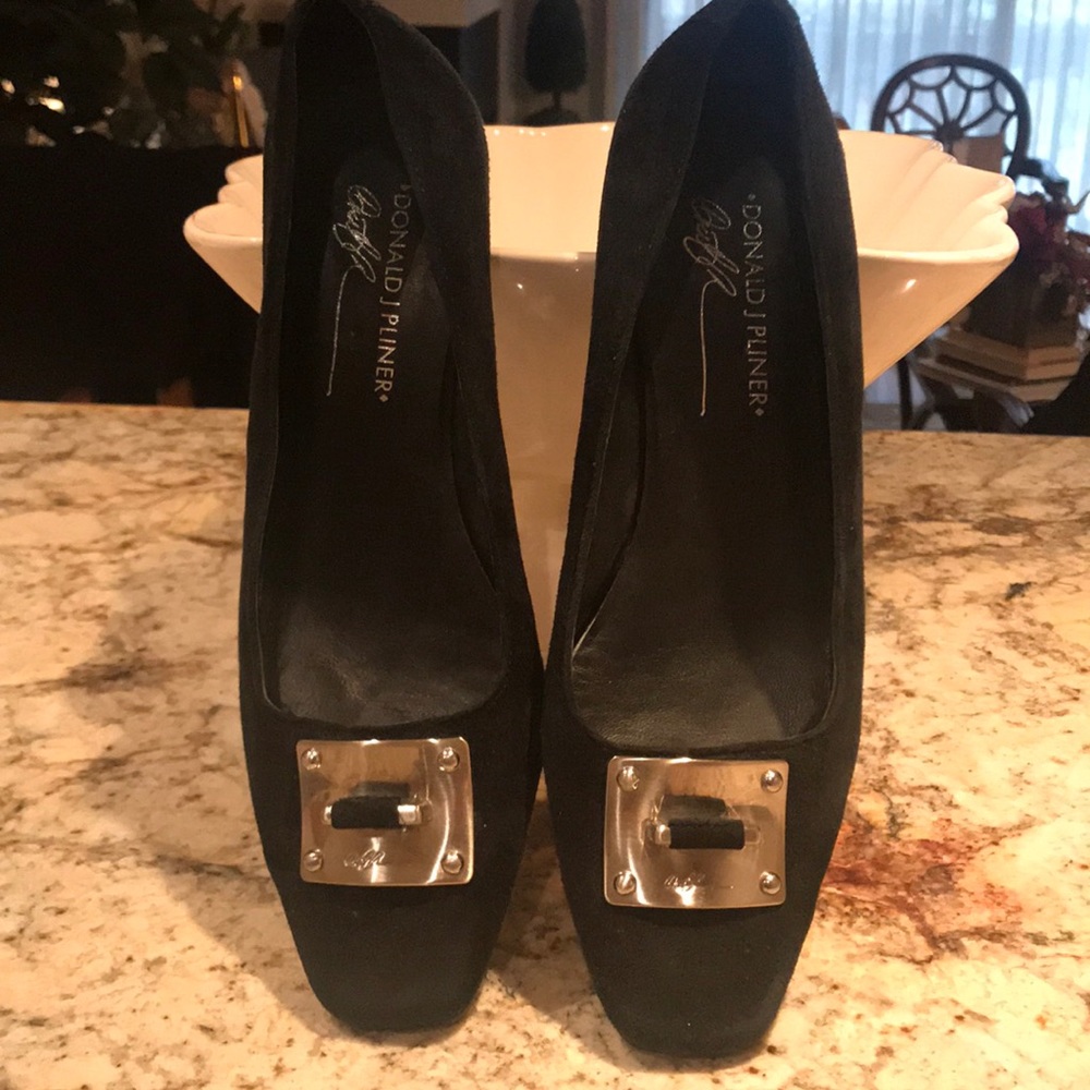 Donald Pliner black suede low heeled pumps